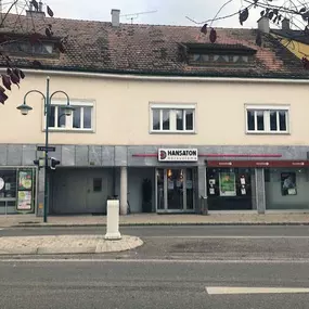 Hansaton Hörkompetenz-Zentrum Hauptplatz 7-8, Mistelbach an der Zaya von der gegenüberliegenden Straßenseite kommend