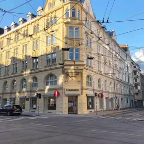 Hansaton Hörkompetenz-Zentrum Anichstraße 24, Innsbruck von der gegenüberliegenden Straßenseite kommend