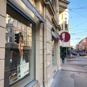 Hansaton Hörkompetenz-Zentrum Anichstraße 24, Innsbruck von links kommend