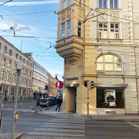 Hansaton Hörkompetenz-Zentrum Anichstraße 24, Innsbruck von rechts kommend