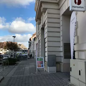 Hansaton Hörkompetenz-Zentrum Hauptplatz 18, Korneuburg von rechts kommend