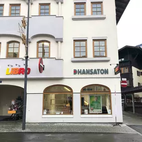 Hansaton Hörkompetenz-Zentrum Jochberger Straße 8, Kitzbühel von der gegenüberliegenden Straßenseite kommend