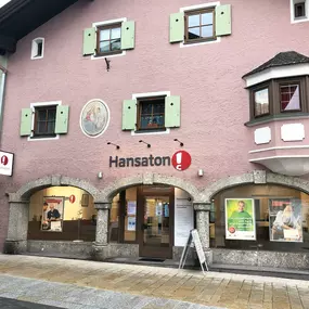 Hansaton Hörkompetenz-Zentrum Obermarktstraße 4, Telfs von der gegenüberliegenden Straßenseite kommend