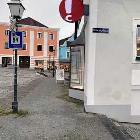 Hansaton Hörkompetenz-Zentrum Hauptplatz 14, Zwettl von rechts kommend