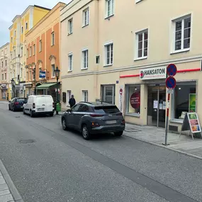 Hansaton Hörkompetenz-Zentrum Linzer Straße 6, Enns von der gegenüberliegenden Straßenseite kommend