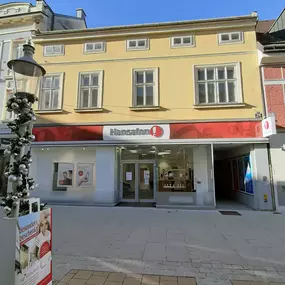 Hansaton Hörkompetenz-Zentrum Kremser Gasse 29, St. Pölten von der gegenüberliegenden Straßenseite kommend