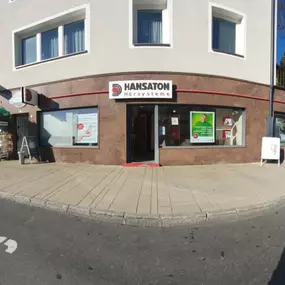 Hansaton Hörkompetenz-Zentrum Bahnhofplatz 4, Zell am See von der gegenüberliegenden Straßenseite kommend