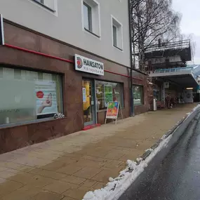 Hansaton Hörkompetenz-Zentrum Bahnhofplatz 4, Zell am See von links kommend