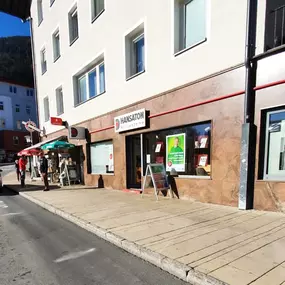 Hansaton Hörkompetenz-Zentrum Bahnhofplatz 4, Zell am See von rechts kommend