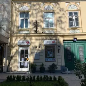 Hansaton Hörkompetenz-Zentrum Hietzinger Hauptstraße 18, Wien Hietzing von der gegenüberliegenden Straßenseite kommend