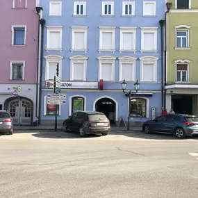 Hansaton Hörkompetenz-Zentrum Stadtplatz 23, Mattighofen von der gegenüberliegenden Straßenseite kommend