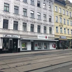 Hansaton Hörkompetenz-Zentrum Hütteldorferstraße 94, Wien Penzing von der gegenüberliegenden Straßenseite kommend