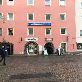 Hansaton Hörkompetenz-Zentrum Andreas-Hofer-Straße 3, Schwaz von der gegenüberliegenden Straßenseite kommend