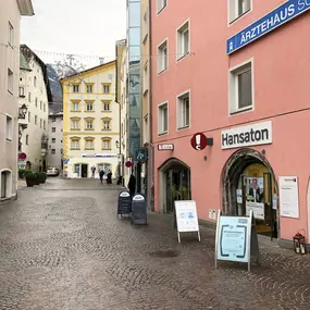 Hansaton Hörkompetenz-Zentrum Andreas-Hofer-Straße 3, Schwaz von rechts kommend