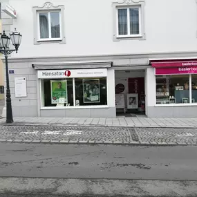 Hansaton Hörkompetenz-Zentrum Stadtplatz 11, Rohrbach in Oberösterreich von der gegenüberliegenden Straßenseite kommend