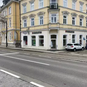 Hansaton Hörkompetenz-Zentrum Franz-Josef-Platz 16, Gmunden von der gegenüberliegenden Straßenseite kommend