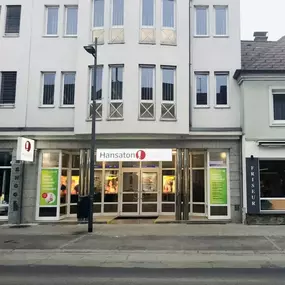 Hansaton Hörkompetenz-Zentrum Hauptstraße 13/1, Oberpullendorf von der gegenüberliegenden Straßenseite kommend