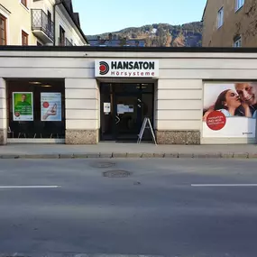 Hansaton Hörkompetenz-Zentrum Hauptstraße 15, St. Johann im Pongau von der gegenüberliegenden Straßenseite kommend