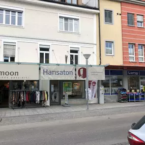 Hansaton Hörkompetenz-Zentrum Rossmarkt 22, Grieskirchen von der gegenüberliegenden Straßenseite kommend