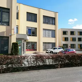 Hansaton Hörkompetenz-Zentrum Michael-Walchhofer-Straße 13, Altenmarkt im Pongau von der gegenüberliegenden Straßenseite kommend