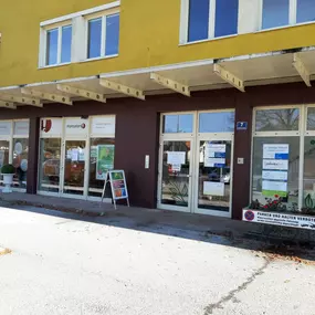 Hansaton Hörkompetenz-Zentrum Salzburger Straße 7, Neumarkt am Wallersee von der gegenüberliegenden Straßenseite kommend