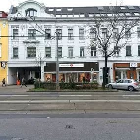 Hansaton Hörkompetenz-Zentrum Gersthofer Straße 8, Wien Währing von der gegenüberliegenden Straßenseite kommend