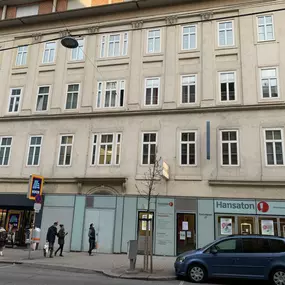 Hansaton Hörkompetenz-Zentrum Favoritenstraße 27, Wien Wieden von der gegenüberliegenden Straßenseite kommend