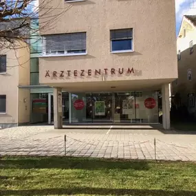 Hansaton Hörkompetenz-Zentrum Ludwig Pflieglgasse 29/Top 1, Schärding von der gegenüberliegenden Straßenseite kommend