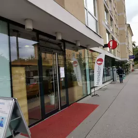 Hansaton Hörkompetenz-Zentrum Schrannengasse 2, Salzburg von links kommend