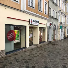 Hansaton Hörkompetenz-Zentrum Stadtplatz 3, Braunau am Inn von links kommend