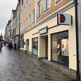 Hansaton Hörkompetenz-Zentrum Stadtplatz 3, Braunau am Inn von rechts kommend