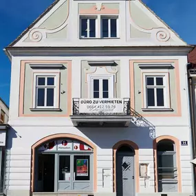 Hansaton Hörkompetenz-Zentrum Stadtplatz 14, Klosterneuburg von der gegenüberliegenden Straßenseite kommend