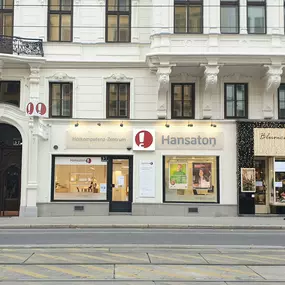 Hansaton Hörkompetenz-Zentrum Währingerstraße 5-7, Wien Alsergrund von der gegenüberliegenden Straßenseite kommend