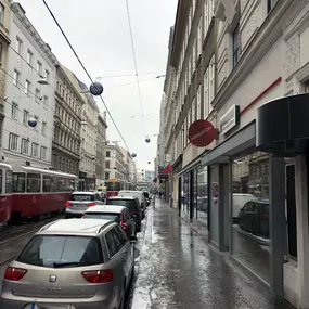 Hansaton Hörkompetenz-Zentrum Josefstädter Straße 66-68, Wien Josefstadt von rechts kommend