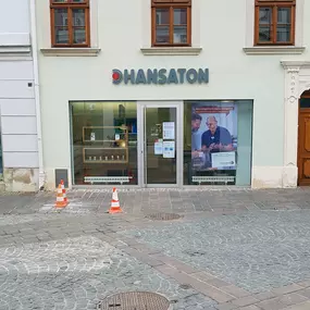 Hansaton Hörkompetenz-Zentrum Hauptstraße 12, Eisenstadt von der gegenüberliegenden Straßenseite kommend