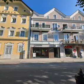 Hansaton Hörkompetenz-Zentrum Esplanade 8, Bad Ischl von der gegenüberliegenden Straßenseite kommend