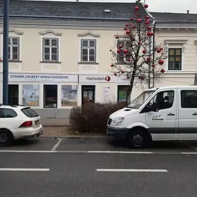 Hansaton Hörkompetenz-Zentrum Hauptstraße 46, Mödling von der gegenüberliegenden Straßenseite kommend