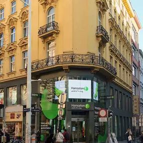 Hansaton Hörkompetenz-Zentrum Mariahilfer Straße 31 (Ecke Capistrangasse), Wien von der gegenüberliegenden Straßenseite kommend