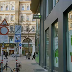 Hansaton Hörkompetenz-Zentrum Mariahilfer Straße 31 (Ecke Capistrangasse), Wien von rechts kommend