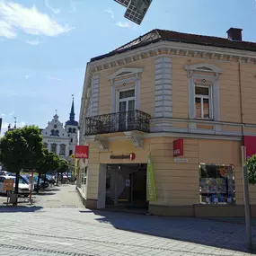 Hansaton Hörkompetenz-Zentrum Florianiplatz 20, Gleisdorf von der gegenüberliegenden Straßenseite kommend