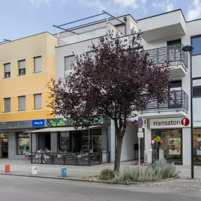 Hansaton Hörkompetenz-Zentrum Bahnstraße 19, Gänserndorf von der gegenüberliegenden Straßenseite kommend