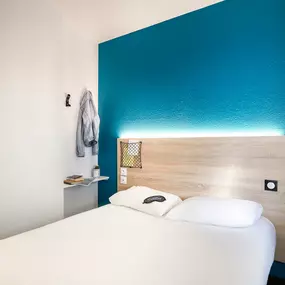 chambre avec salle de bain avec grand lit 2 personnes