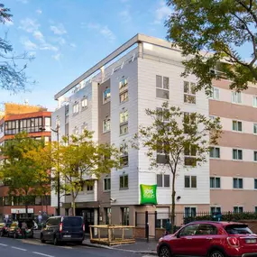 Façade de l’hôtel Ibis Styles Paris Tolbiac Bibliothèque vue depuis la rue.