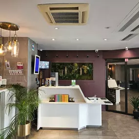 Réception de l’hôtel Ibis Styles Paris Tolbiac Bibliothèque.