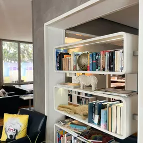 Bibliothèque décorative de l’espace détente de l’hôtel Ibis Styles Paris Tolbiac Bibliothèque.