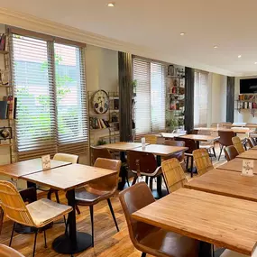 Salle de petit-déjeuner chaleureuse de l’hôtel Ibis Styles Paris Tolbiac Bibliothèque.