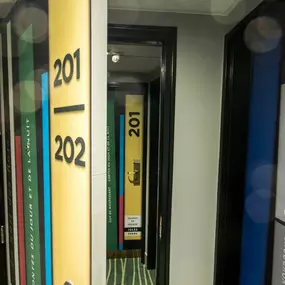 Portes décoratives de l’hôtel Ibis Styles Paris Tolbiac Bibliothèque, représentant des tranches de livres.