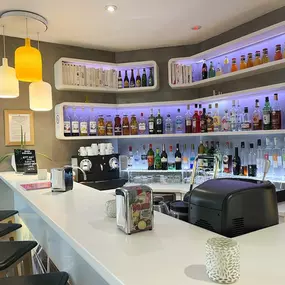 Bar de l’hôtel Ibis Styles Paris Tolbiac Bibliothèque avec service de boissons et ambiance conviviale.