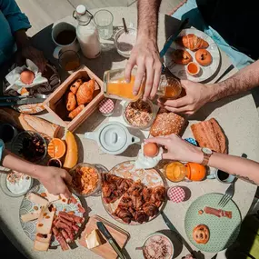Profitez d'un petit déjeuner copieux en terrasse au Greet hotel Montpellier Aéroport Parc des Expositions. Dégustez de délicieuses pâtisseries faites maison, des fruits de saison, du miel local et des boissons chaudes dans une ambiance chaleureuse et conviviale.