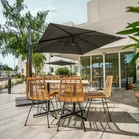 Profitez d’un moment de calme sur la terrasse arborée du Greet Hôtel Montpellier. Cet espace extérieur, équipé de tables et parasols, est parfait pour savourer votre petit déjeuner au soleil ou simplement vous détendre à quelques minutes de l’aéroport de Montpellier et du Parc des Expos.